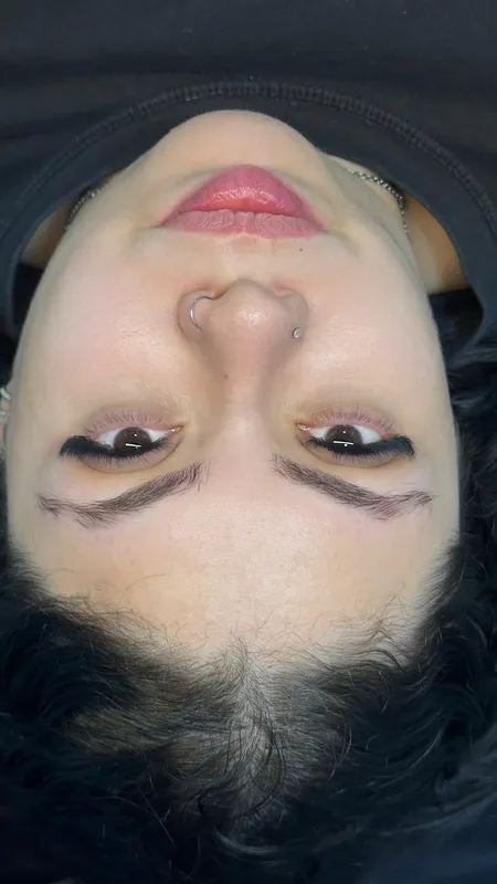 Olhos com extensão efeito fox, cílios mais longos no canto externo formando delineado