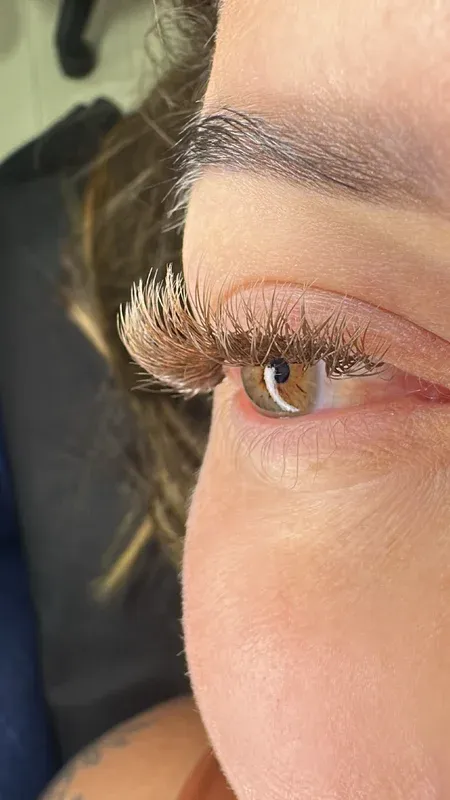 Olho com extensão de cílios volume brown, em fio marrom e efeito natural