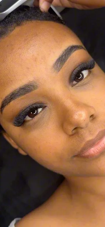 Olhos com extensão volume mega brasileiro, efeito cheio e marcado