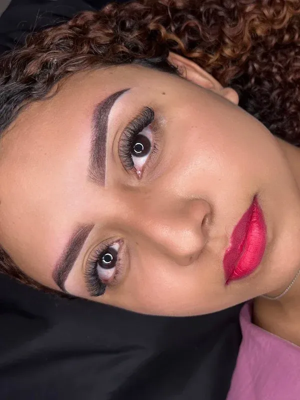 Sobrancelhas com micropigmentação efeito shadow, sombreado suave e contorno definido
