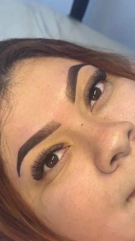 Sobrancelha desenhada com henna, com formato definido e falhas preenchidas