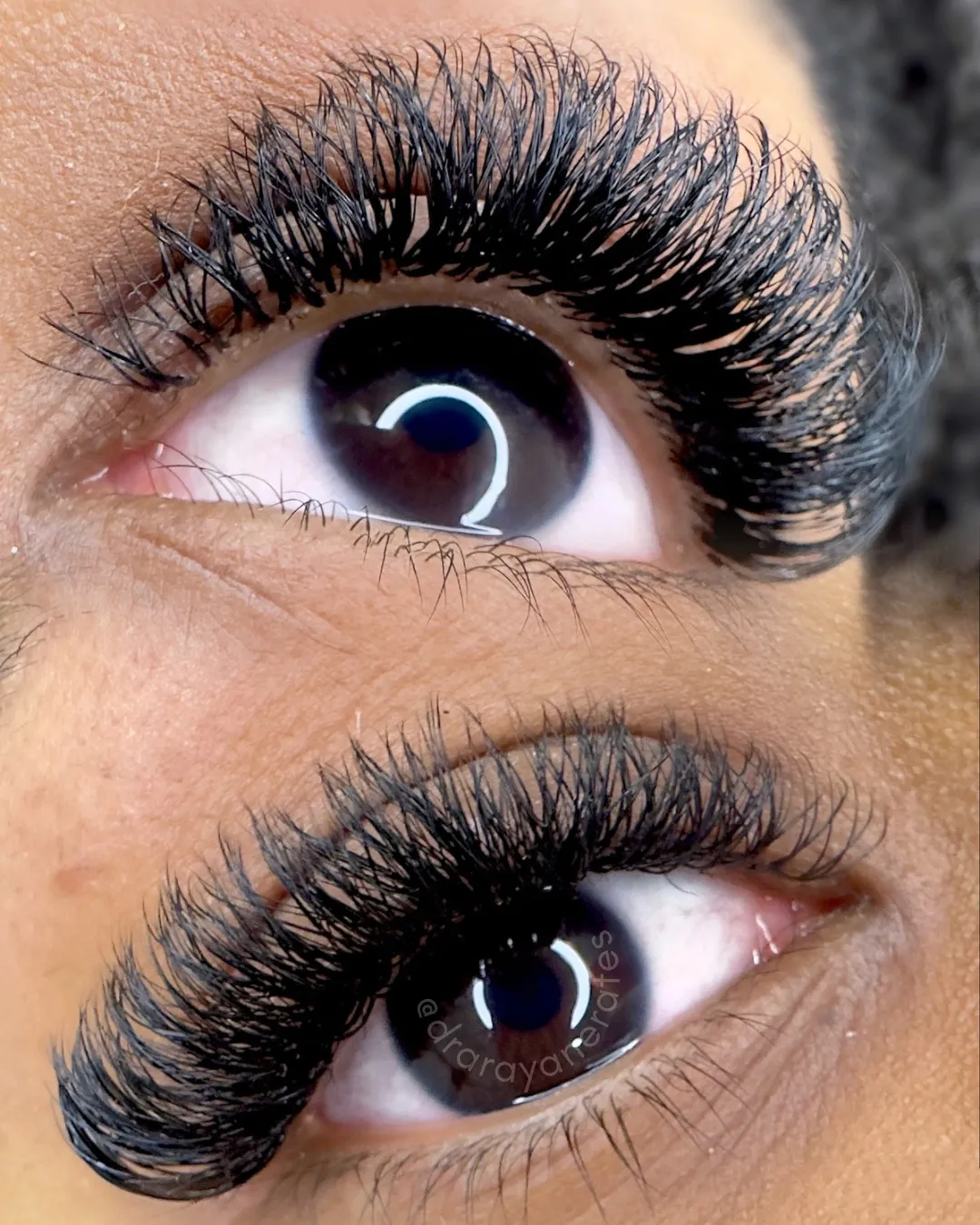 Close de olhos com extensão de cílios em volume, fios definidos e leque simétrico